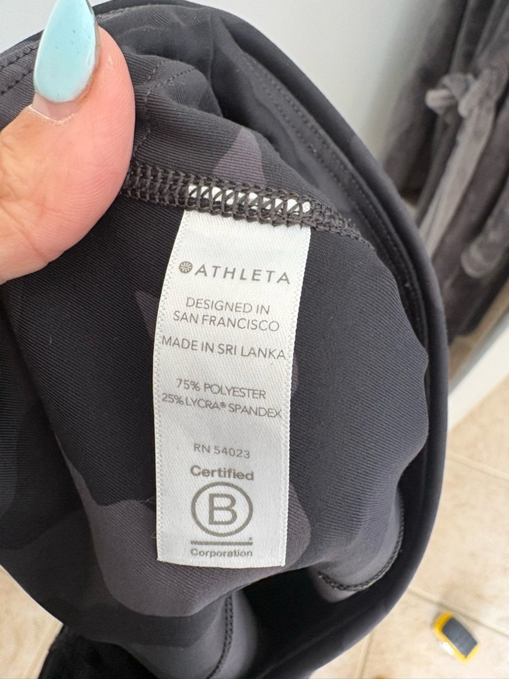 Athleta Ultimate Stash Pocket 7/8 Tight in black camo size small - Picture 8 of 9